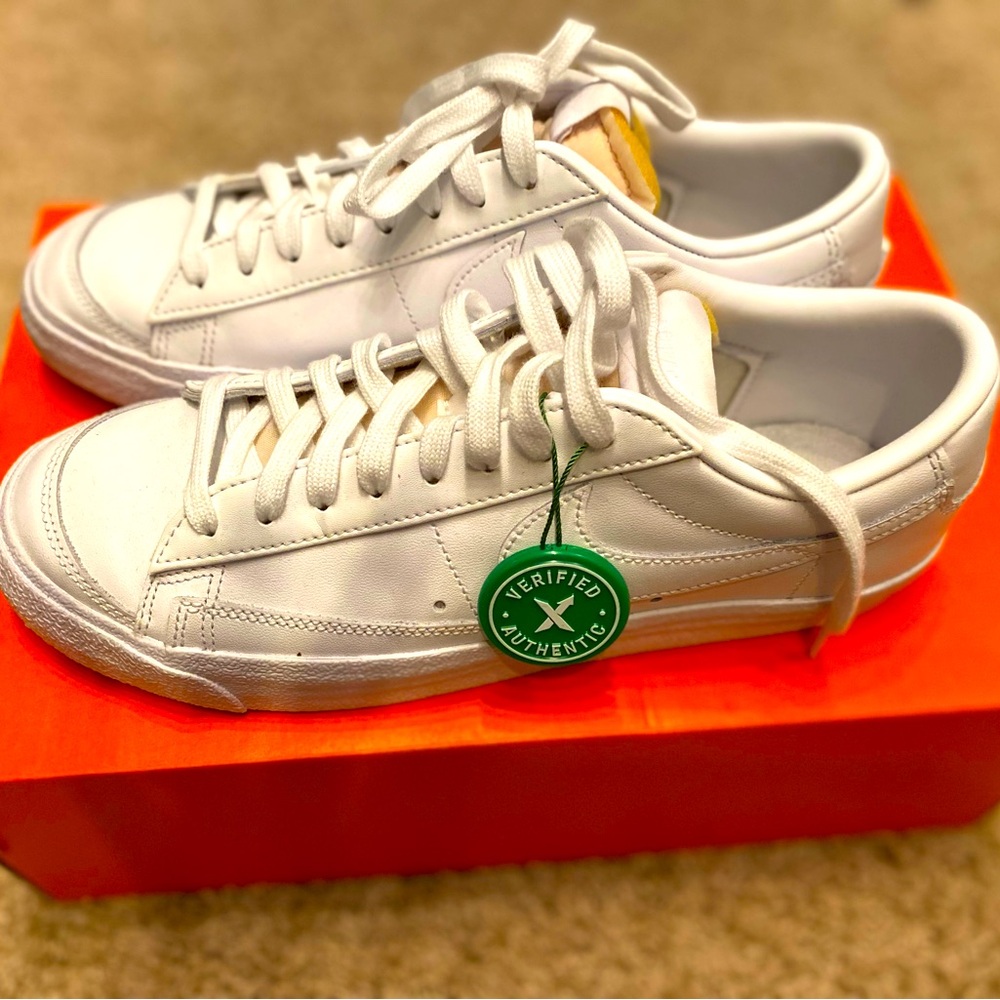 Nike Blazer sneaker tennis shoe womens size 9 great condition